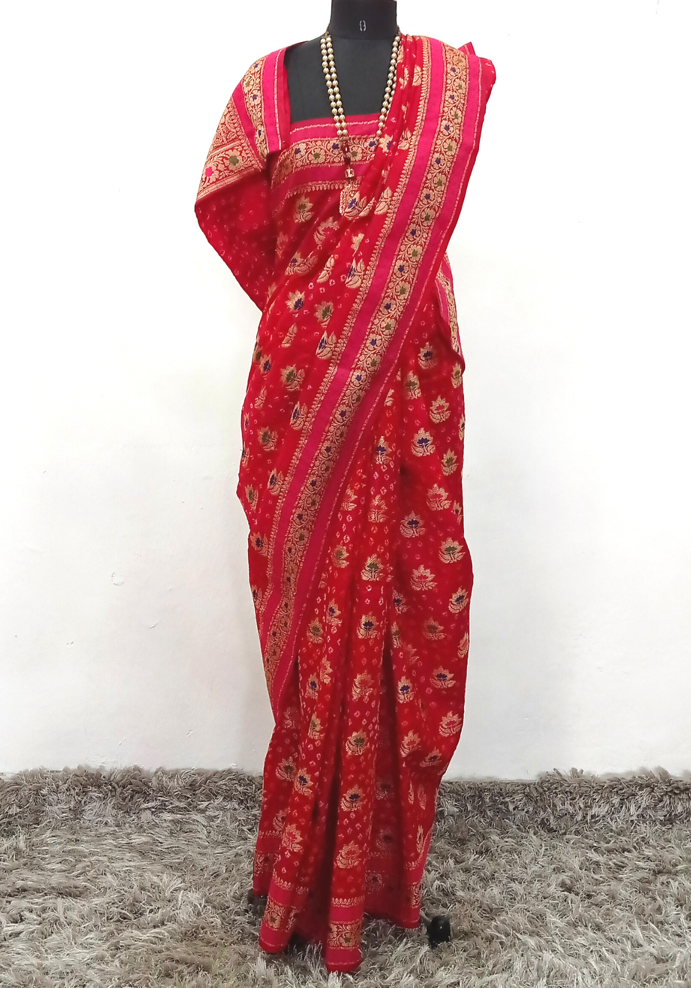 Marvellous Red Banarasi Silk Saree With Symmetrical Blouse Piece –  LajreeDesigner